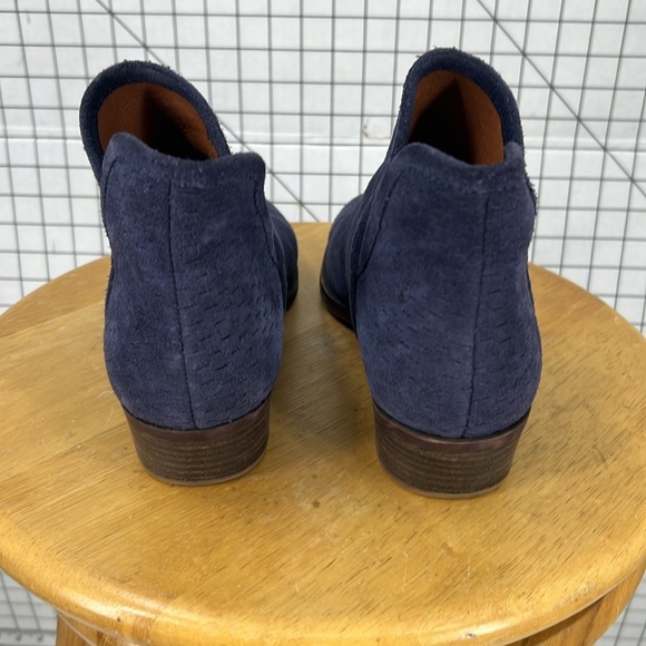 LUCKY BRAND
Baley blue suede Perforated Chop Out Booties 7 - Picture 4 of 12